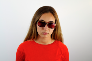 femme de face avec lunettes de soleil en bois