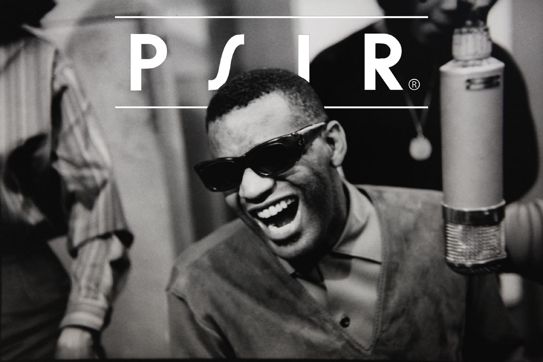 ray charles personne aveugle portant des lunettes de soleil et rigolant