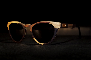 lunettes de soleil en bois psir dans le noir