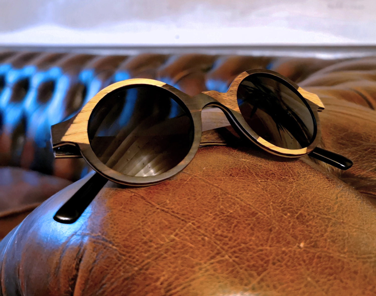 gros plan lunettes de soleil en bois