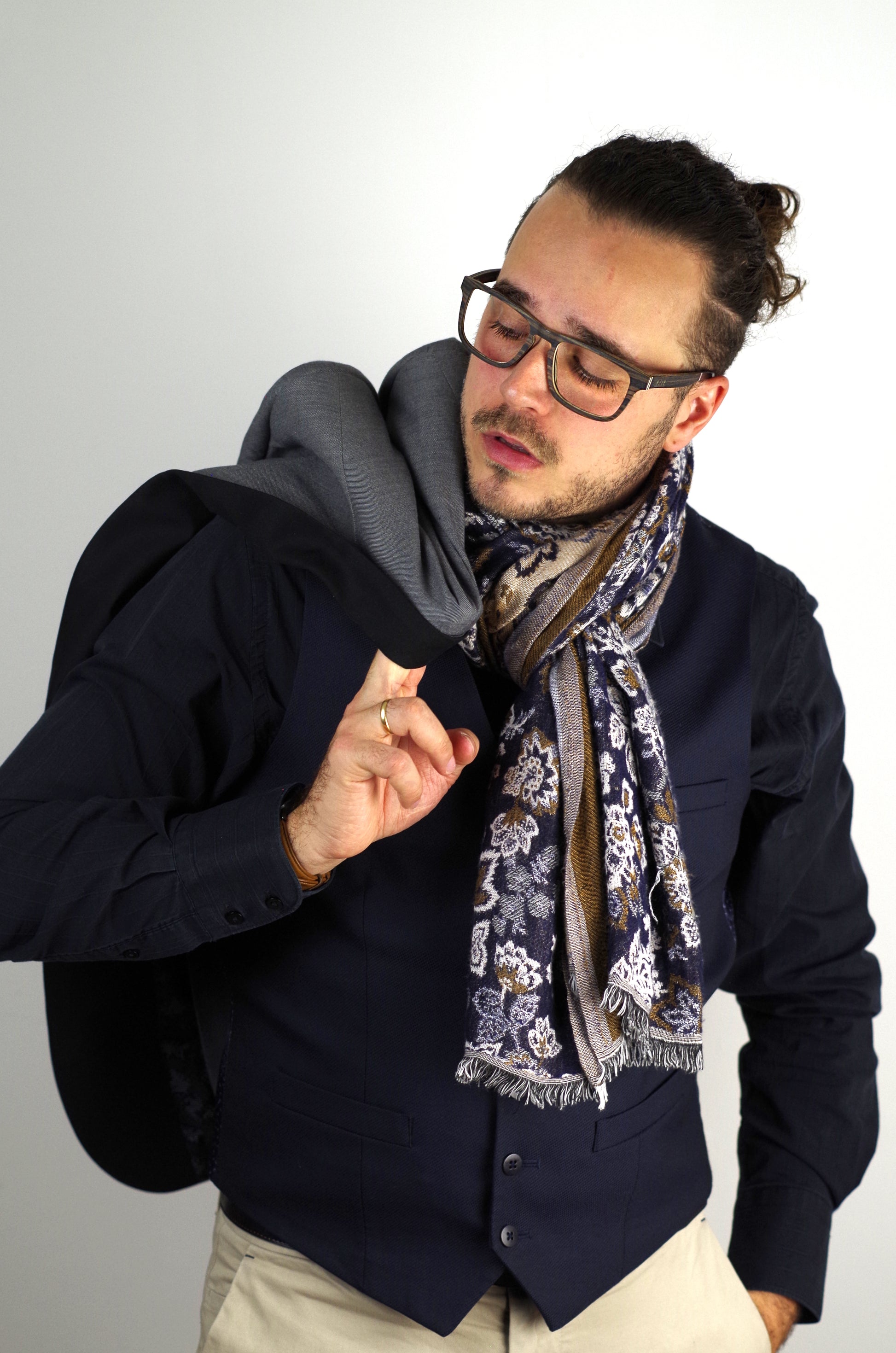 personne portant lunettes en bois l'annécienne psir