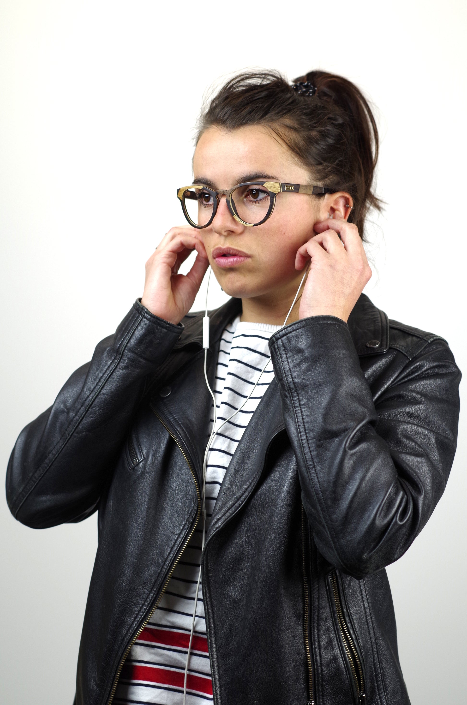 personne mettant ses écouteurs et portant des lunettes  en bois psir la bordelaise