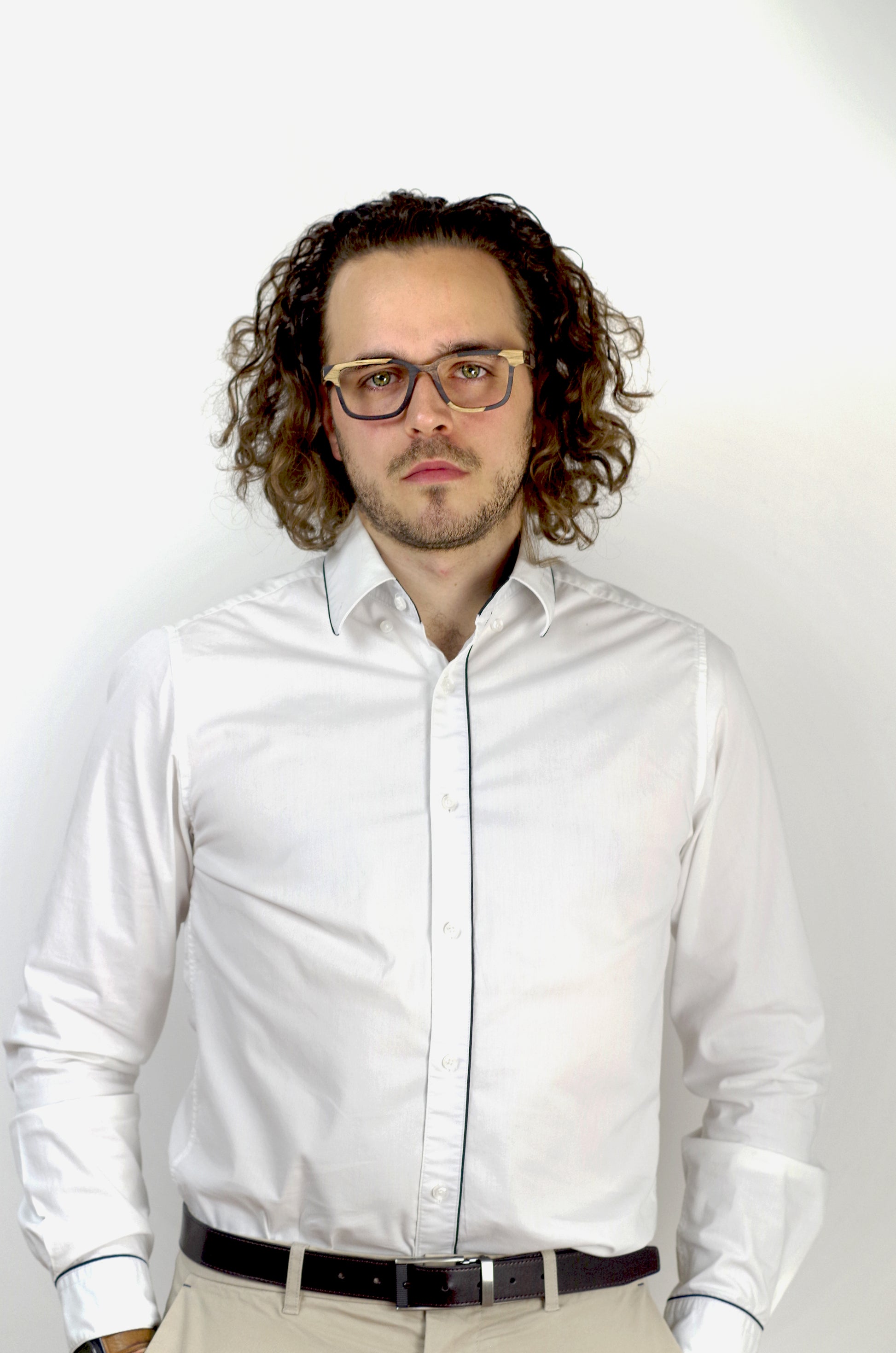 personne portant des lunettes en bois psir la bordelaise