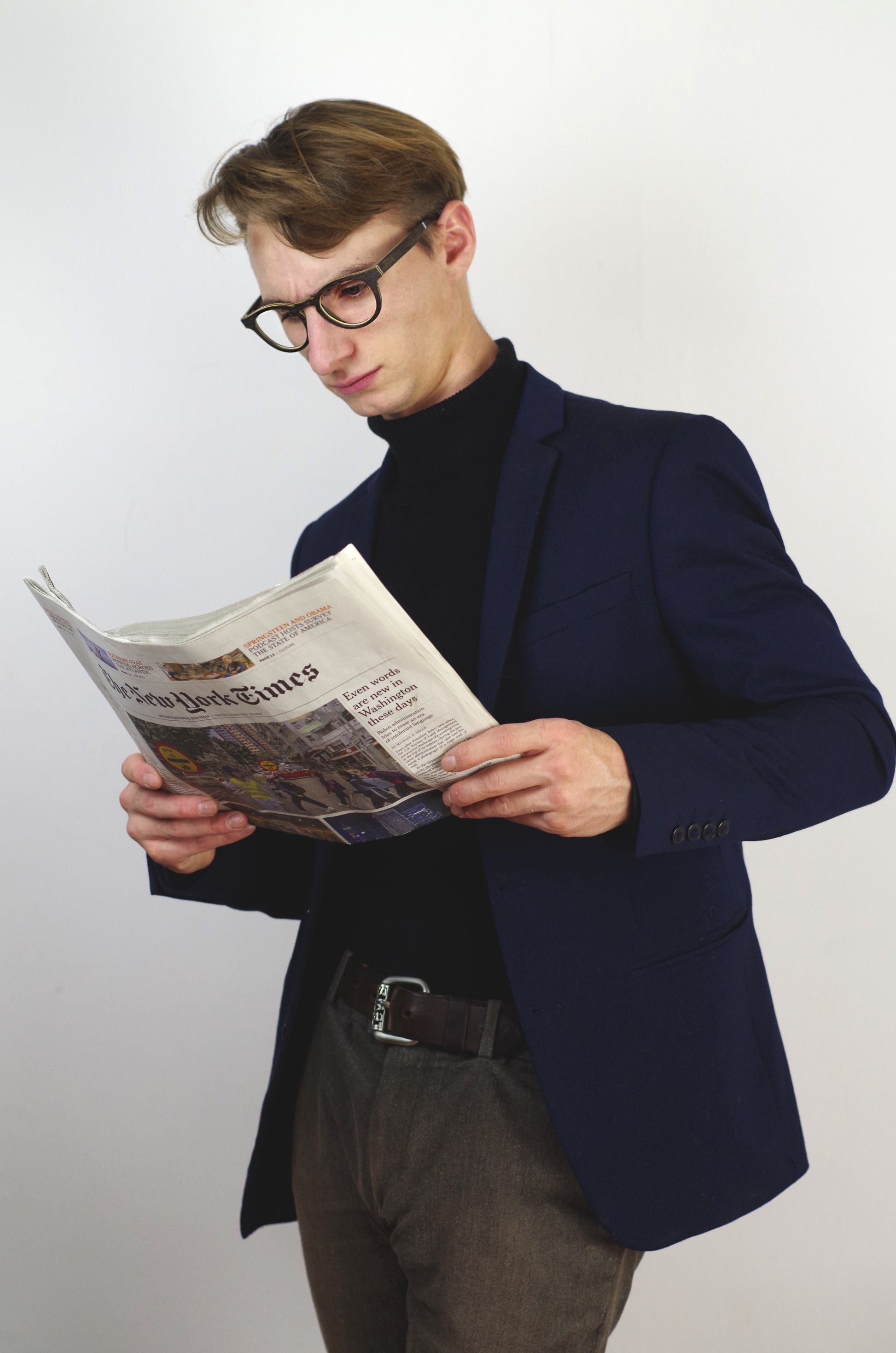 personne portant des lunettes en bois psir la dijonnaise