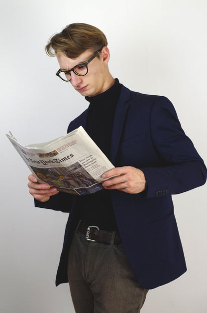 personne portant des lunettes en bois psir la dijonnaise