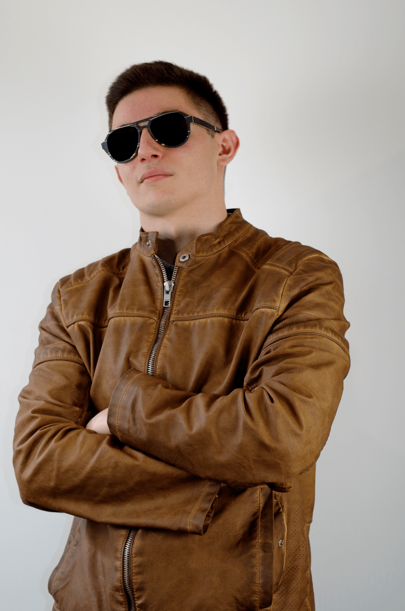 homme portant des lunettes en bois et veste en cuir