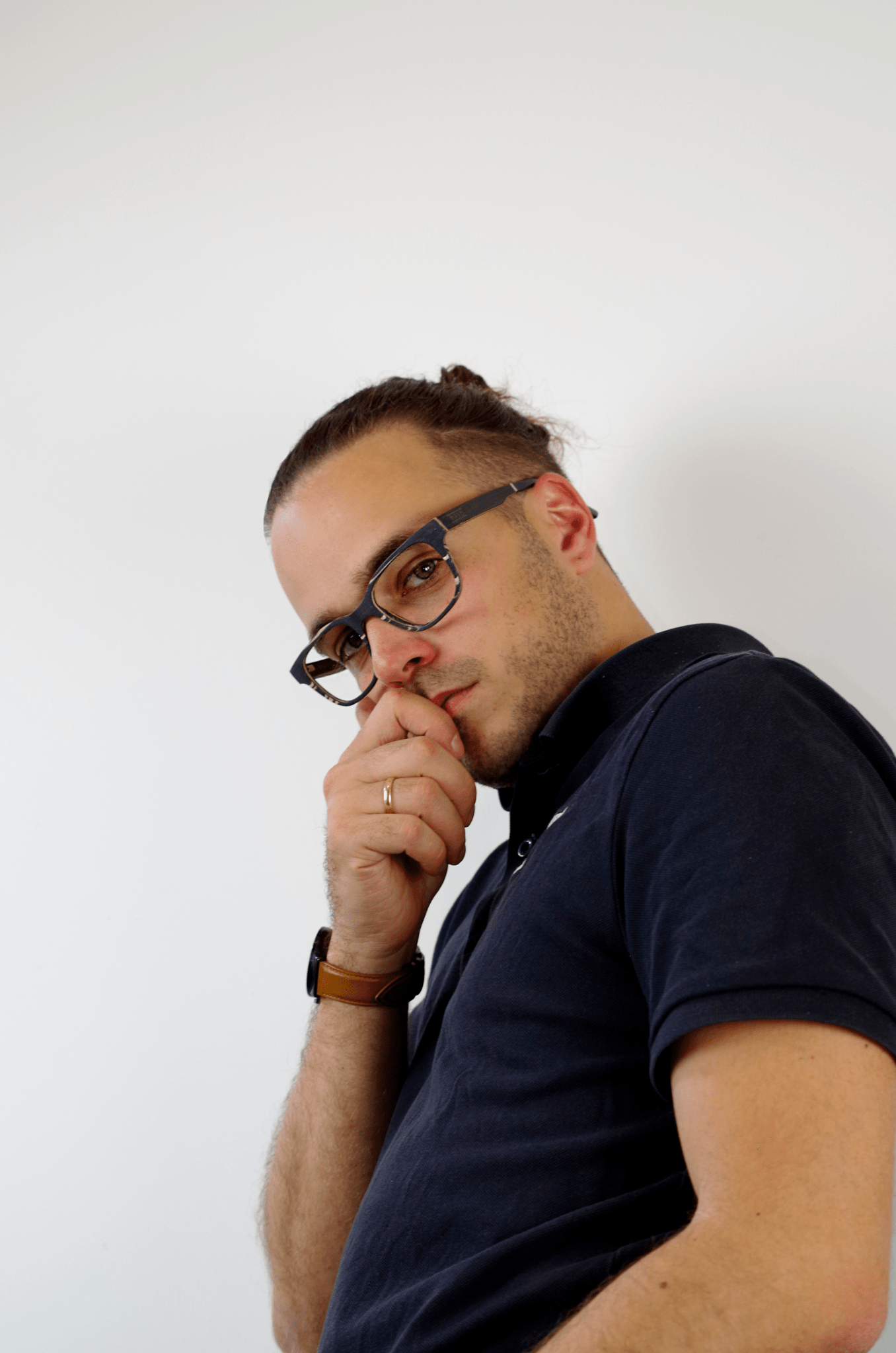 homme penseur portant des lunettes en bois psir