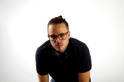 homme portant des lunettes en bois psir