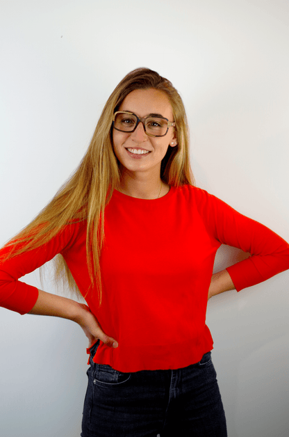 femme pull rouge portant des lunettes en bois bordelaise psir