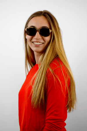 femme pull rouge portant des lunettes en bois bordelaise psir