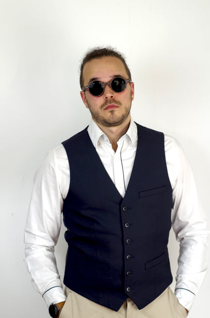 personne portant des lunettes en bois psir la monegasque