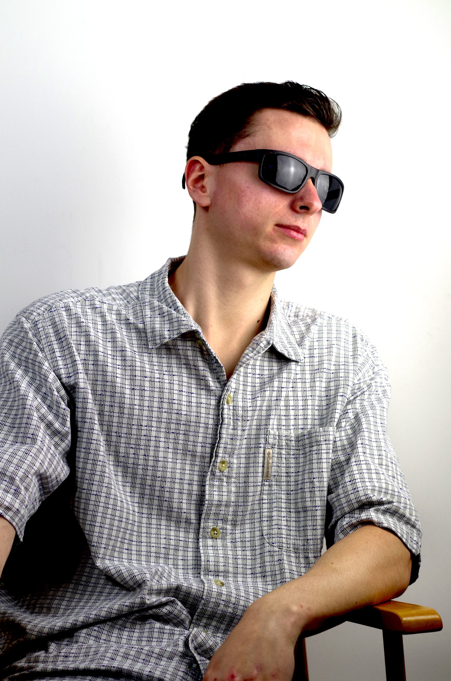 personne portant Lunettes en bois la rennaise psir