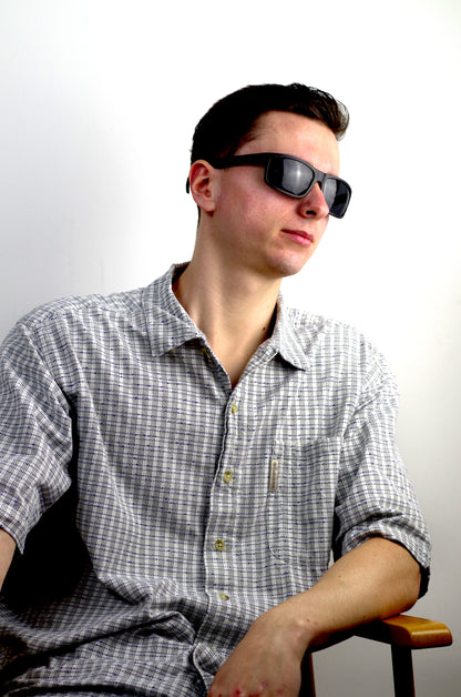 personne portant Lunettes en bois la rennaise psir