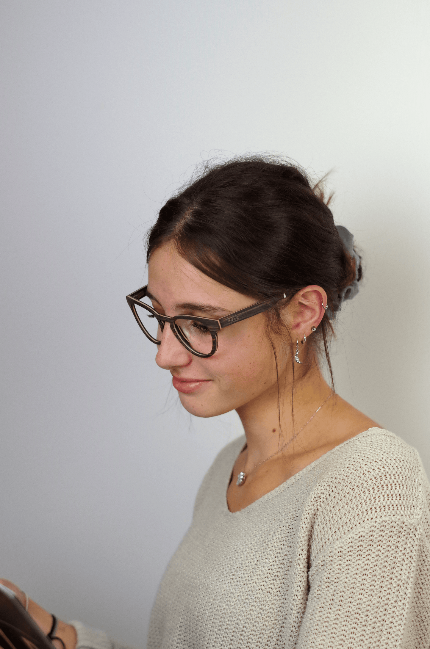 photo mannequin portant des lunettes en bois l'annecienne 2