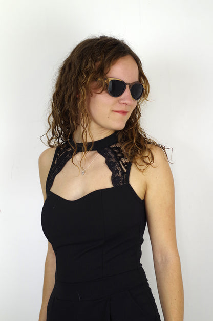 personne portant des lunettes de soleil en bois psir la bordelaise