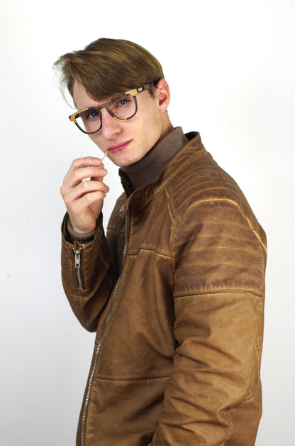 personne portant des lunettes en bois psir la bordelaise