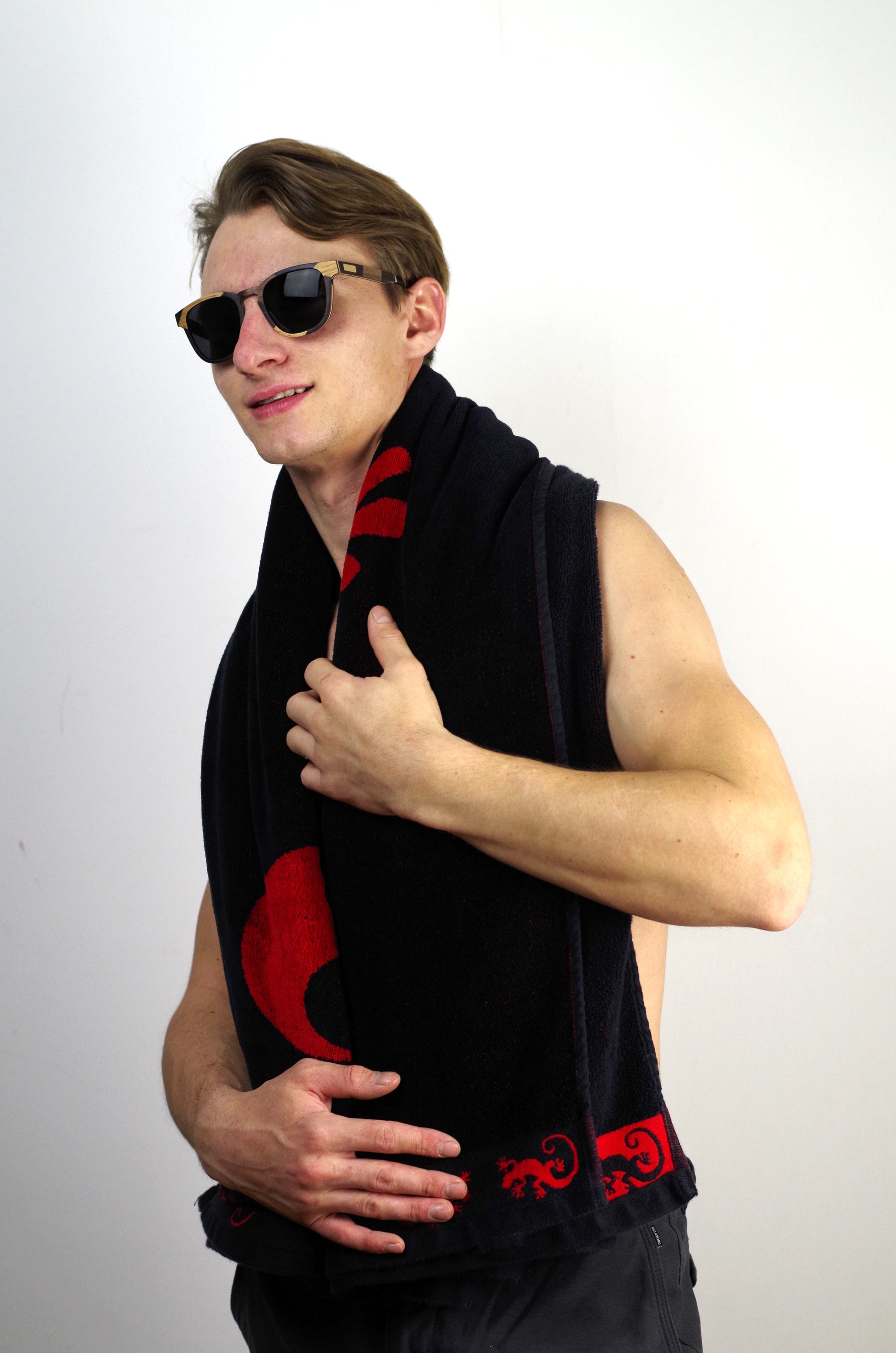 personne portant des lunettes de soleil en bois psir la bordelaise