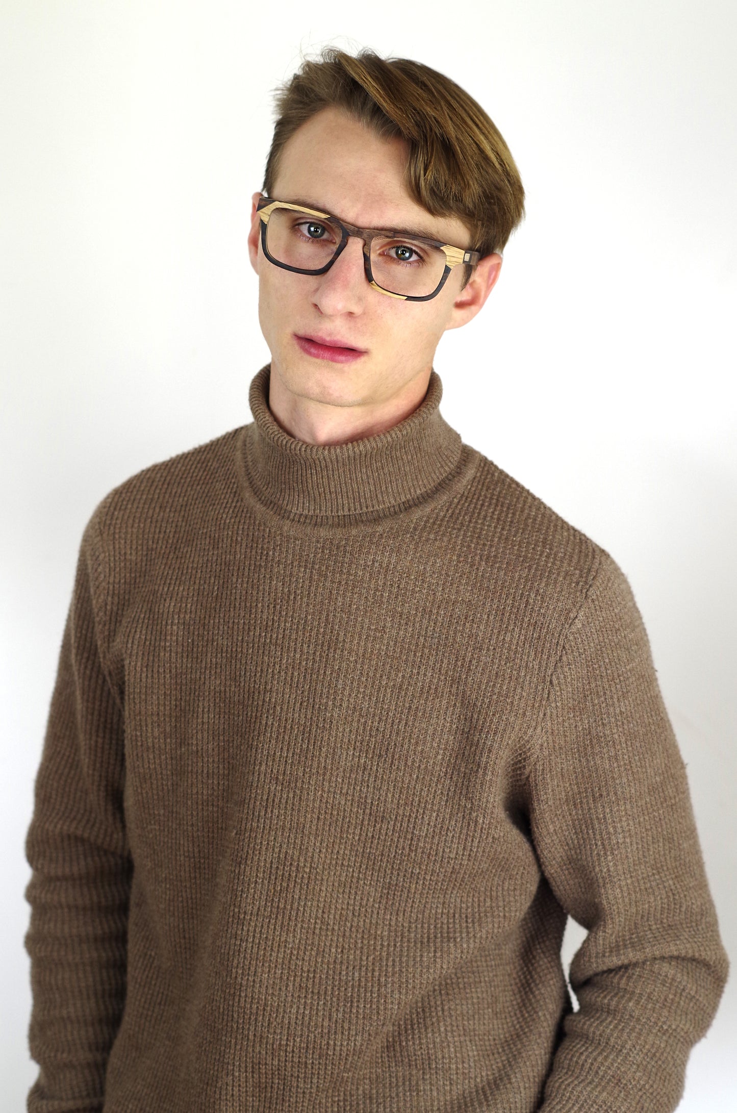 personne portant des lunettes en bois psir la bordelaise