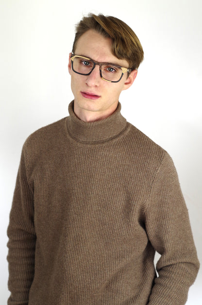 personne portant des lunettes en bois psir la bordelaise