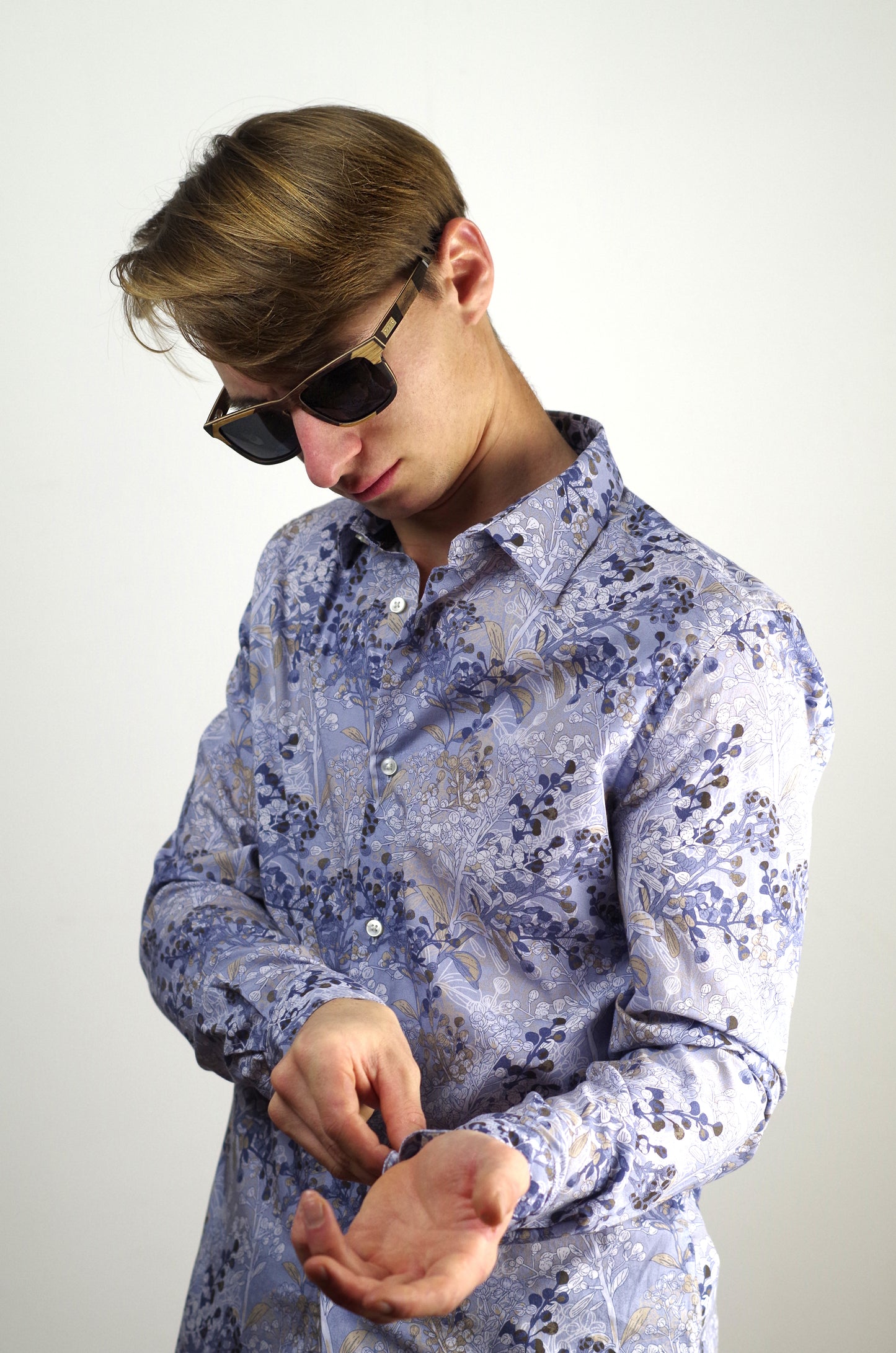 personne portant des lunettes de soleil en bois psir la bordelaise