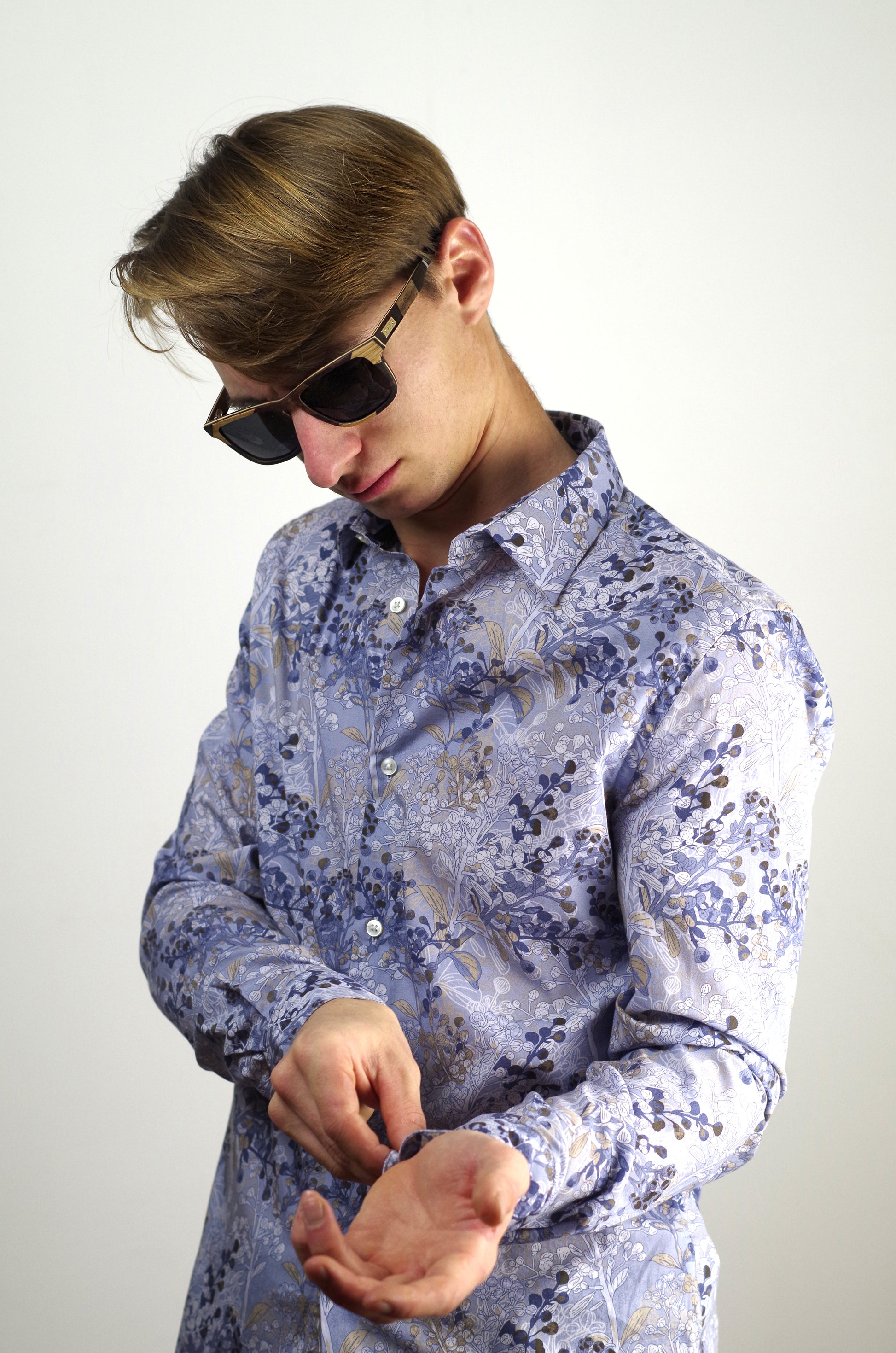 personne portant des lunettes de soleil en bois psir la bordelaise