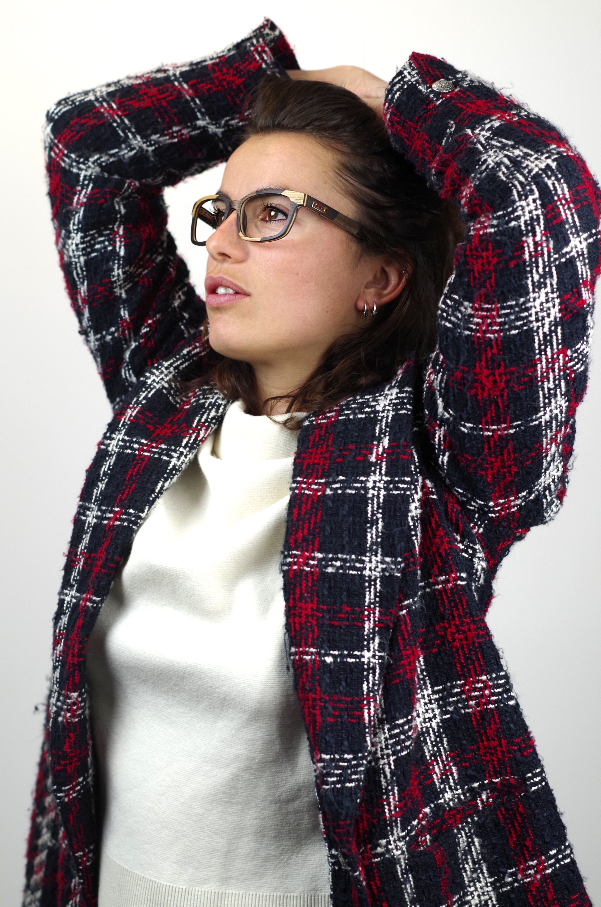 personne portant des lunettes en bois psir la bordelaise