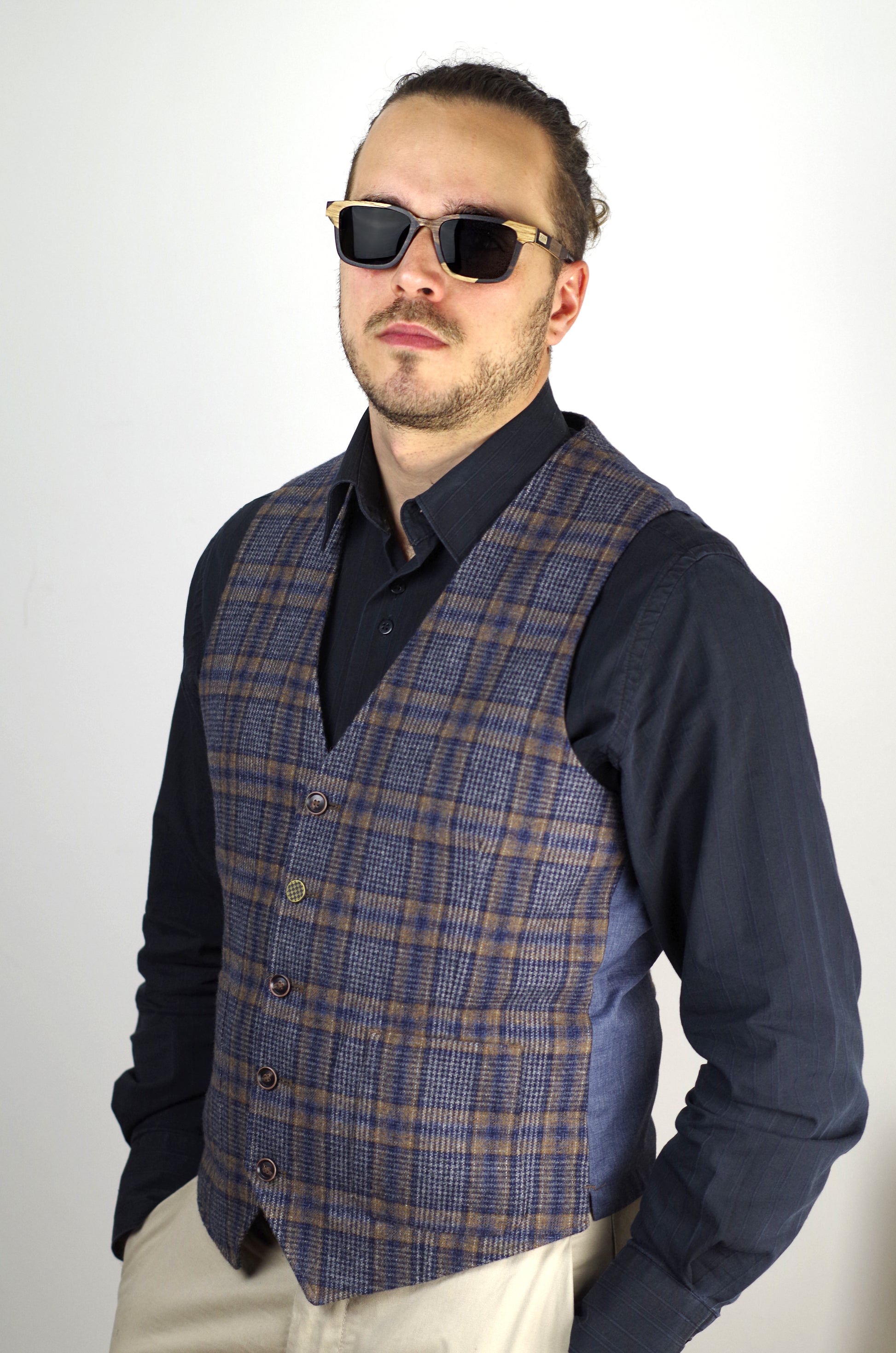 personne portant des lunettes de soleil en bois psir la bordelaise