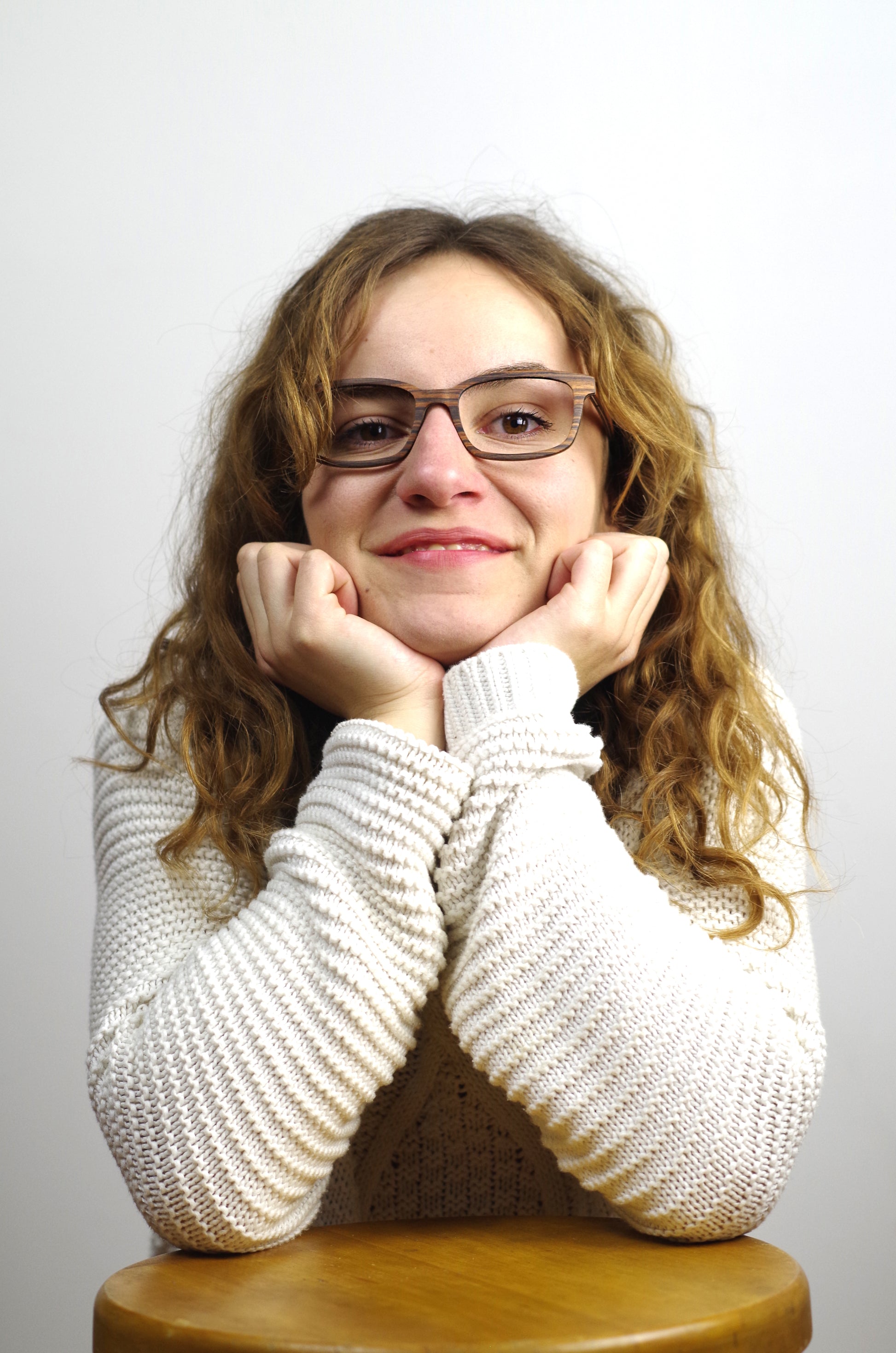 personne portant des lunettes en bois psir la lyonnaise