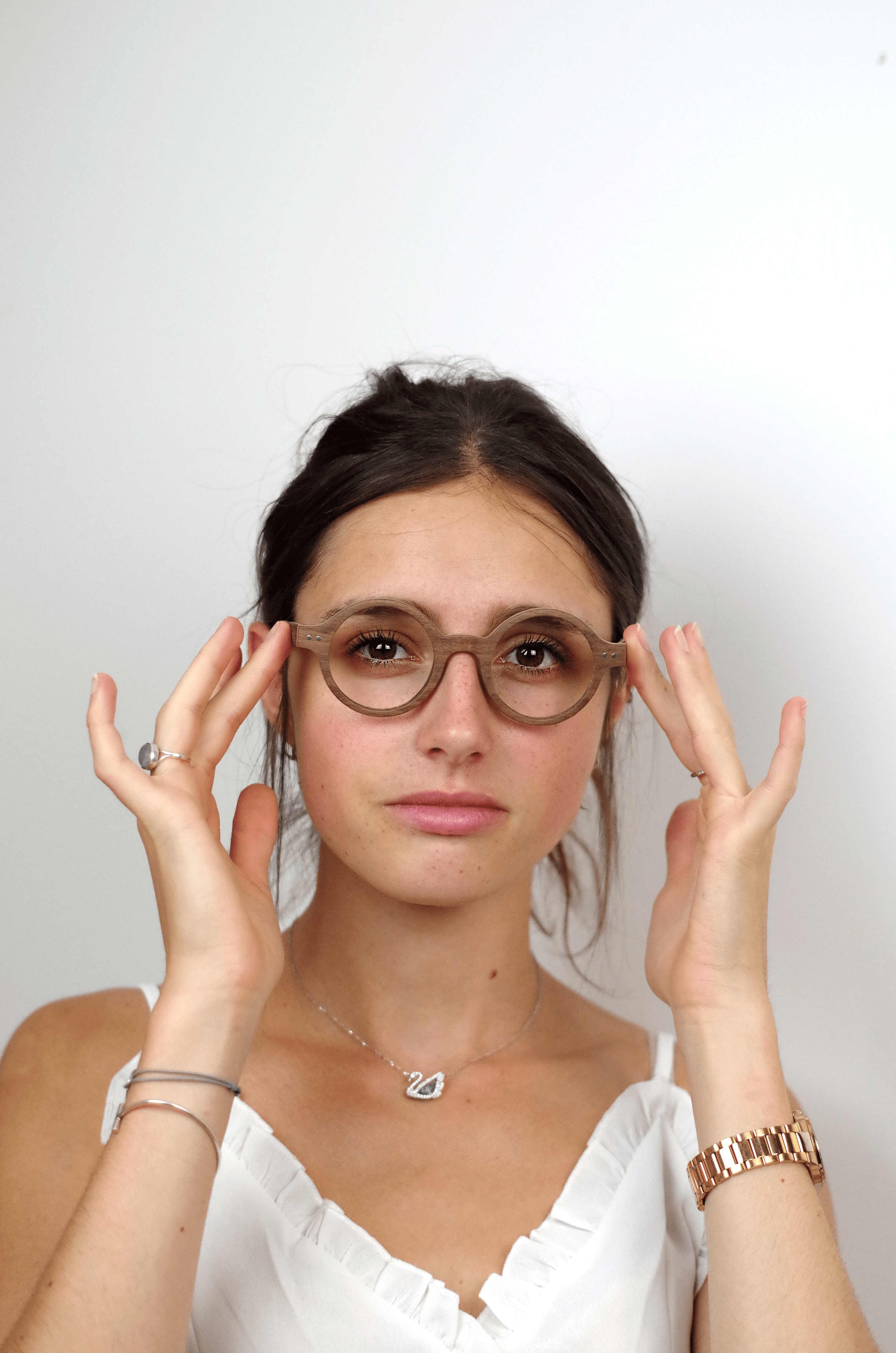 photo mannequin portant des lunettes en bois la ponote 1